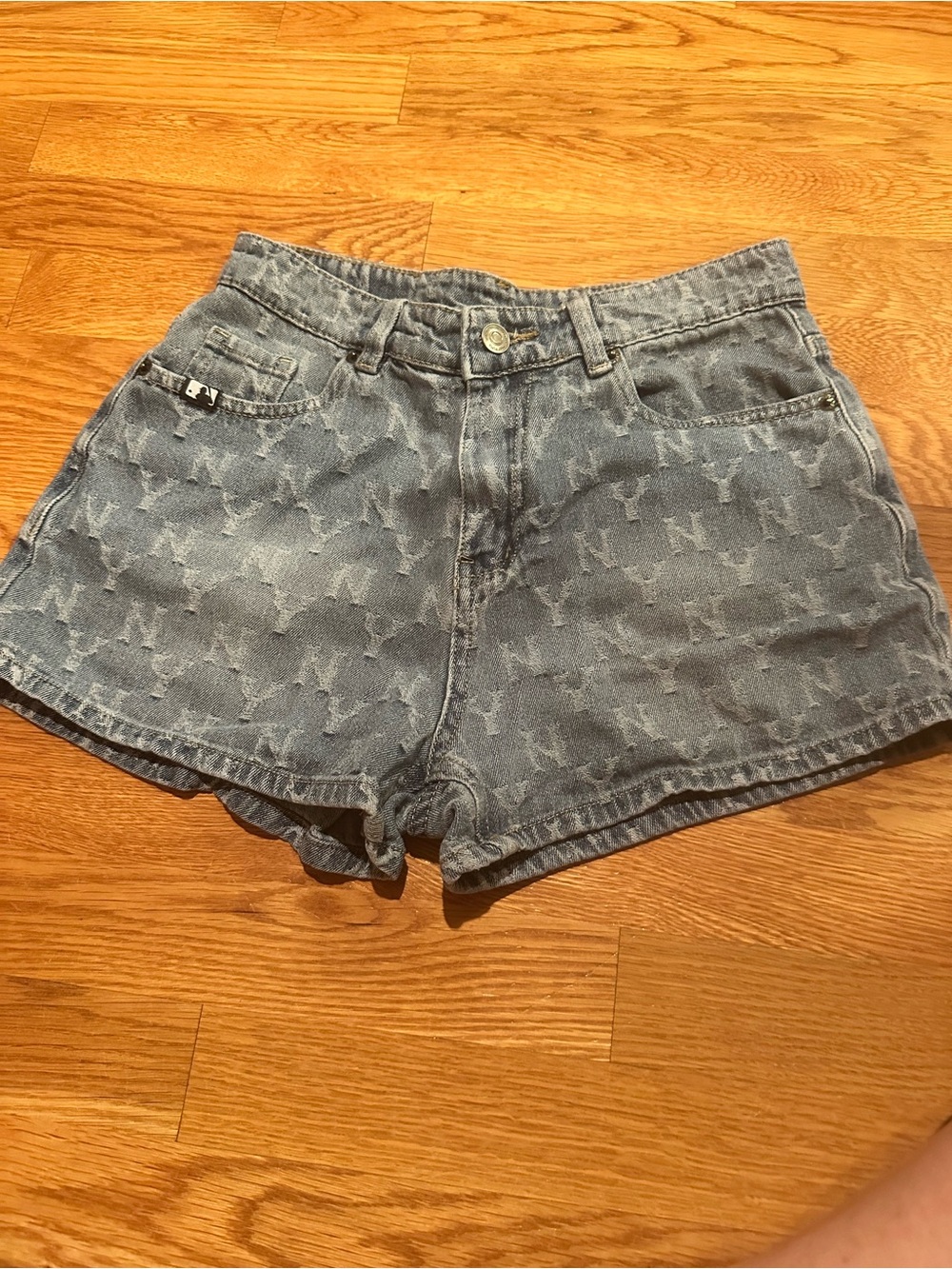 MLB New York Yankees Denim Shorts S Light Blue NY Monogram